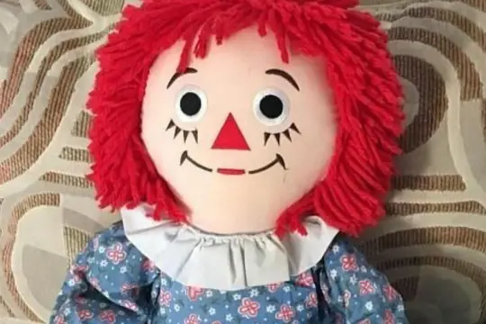 Lalka Annabelle z rudymi włosami i niebieską sukienką w kwiatki. Ile jest części Annabelle?