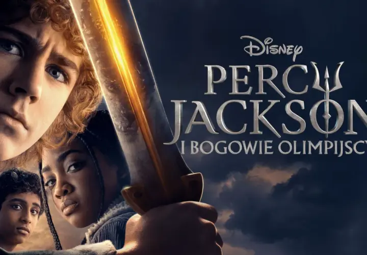 Plakat serialu Percy Jackson i Bogowie Olimpijscy z głównymi bohaterami i złotym mieczem.