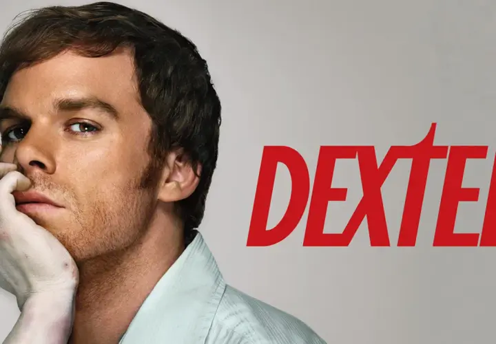 Portret Dextera Morgana, bohatera serialu, który doczekał się 8 sezonów. Czerwony napis DEXTER.