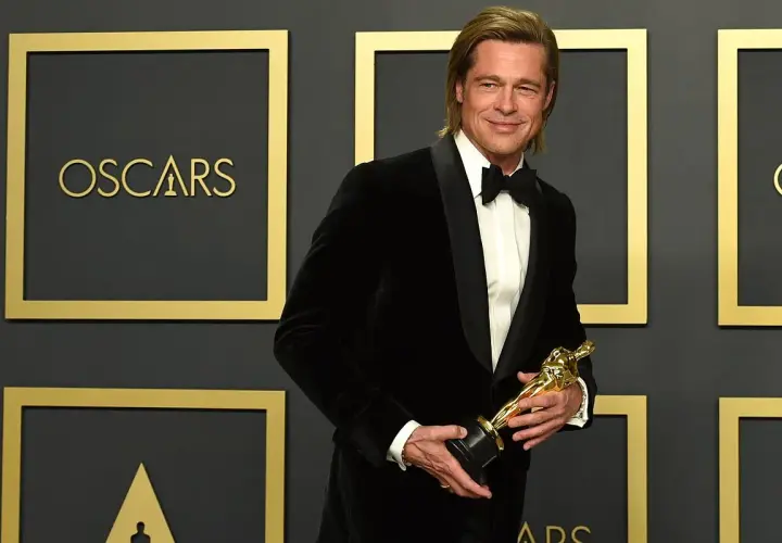 Brad Pitt z Oscarem w ręku, potwierdzając, czy Brad Pitt dostał Oscara.
