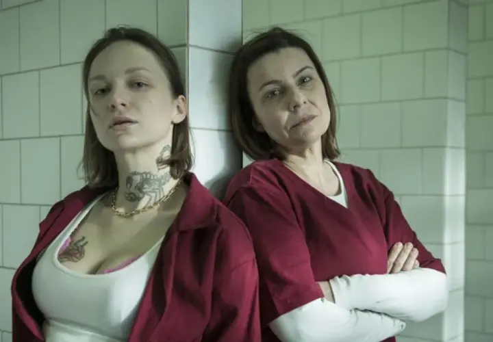 Dwie kobiety w więziennych ubraniach, jedna z tatuażem skorpiona na szyi. Czy to zapowiedź kolejnych odcinków serialu "Skazana"?