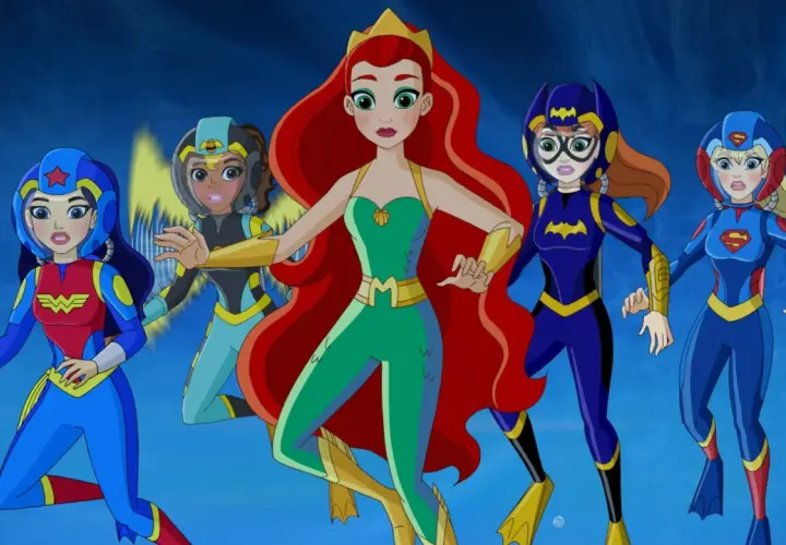 DC Super Hero Girls postacie: Wonder Woman, Aquaman, Batgirl, Supergirl i Bumblebee w akcji pod wodą.
