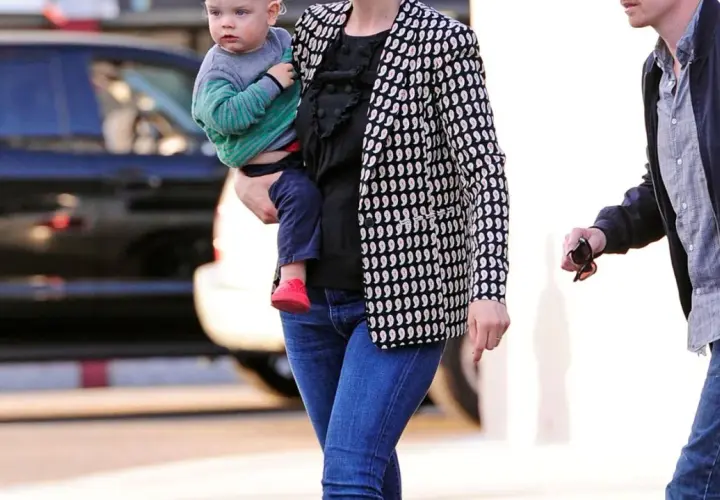 Emily Deschanel z dziećmi, trzymająca synka, w drodze na spacer.