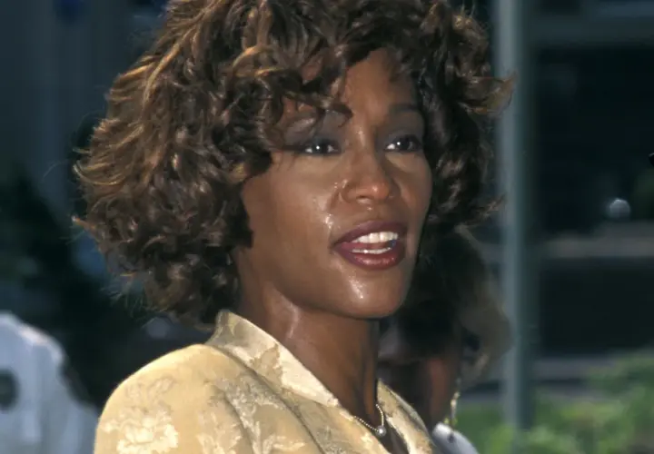 Whitney Houston, zjawiskowa artystka, której głos wciąż brzmi w sercach fanów. Czy Whitney Houston żyje? Jej muzyka żyje wiecznie.