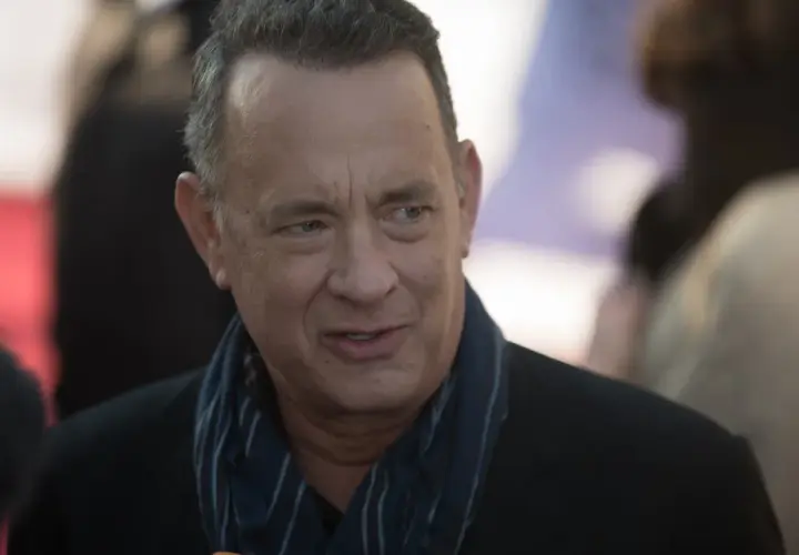 Tom Hanks, znany z wielu filmów, w tym "Forrest Gump" i "Szeregowiec Ryan", na czerwonym dywanie.