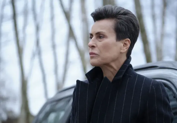 Kobieta w eleganckim płaszczu, z charakterystyczną fryzurą, wygląda na zamyśloną. Czyżby to ona była nieobecna kiedy w TVN?