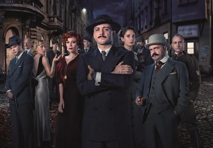 Grupa postaci w strojach z epoki, w tym mężczyzna z wąsami w garniturze, wygląda jak kadr z serialu Netflix.