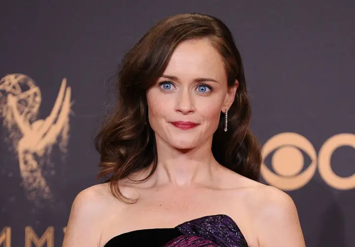 Alexis Bledel z błękitnymi oczami i falowanymi włosami, marząca o swoich dzieciach, na tle Emmy Awards.