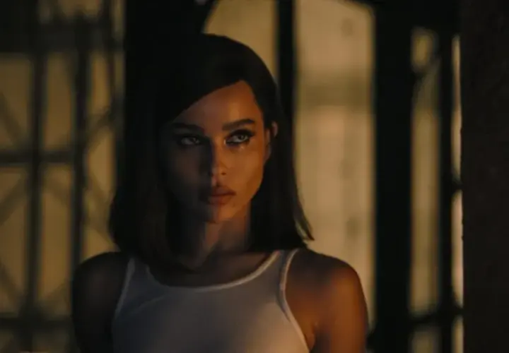 Zoë Kravitz jako Kobieta-Kot w białej podkoszulce, z mocnym makijażem oczu.