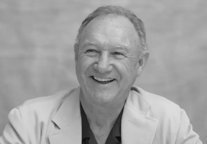 Uśmiechnięty Gene Hackman, którego już nie ma, w jasnej marynarce.