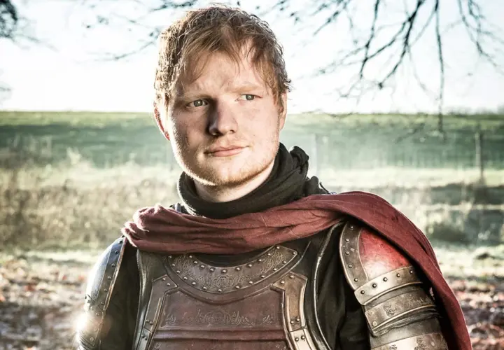 Ed Sheeran w zbroi, jakby z Gry o Tron, pozuje na tle natury.