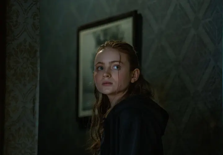 Sadie Sink, znana z roli Max w "Stranger Things", gra też w filmach. Spójrz na jej wyraz twarzy, jakby zastanawiała się, w jakich filmach grał Sadie Sink.