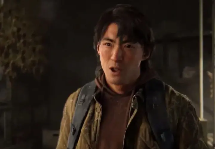 Jesse z The Last of Us w brązowej kurtce i z plecakiem, mówi coś z zaskoczeniem.