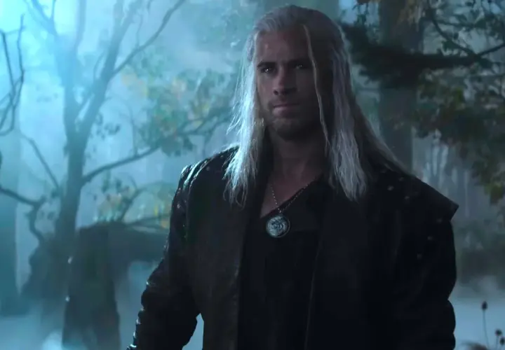 Geralt z Rivii w mglistym lesie, gotowy na nowy sezon Wiedźmina.
