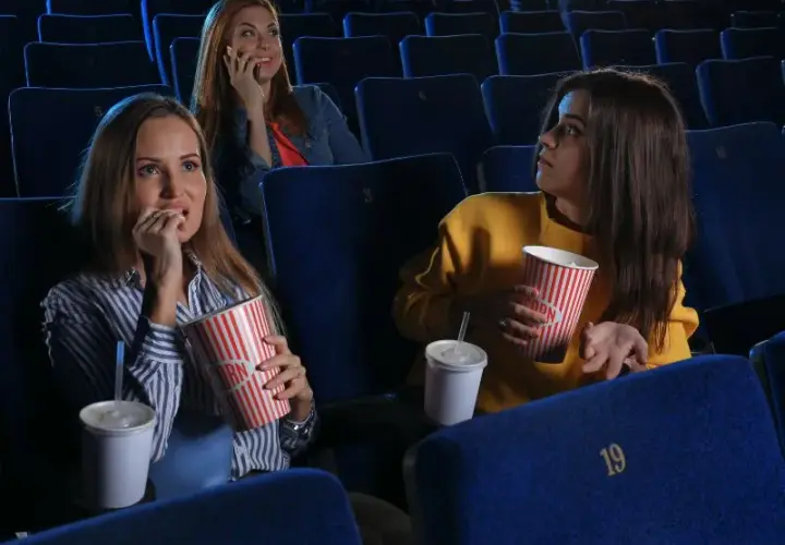 Czy reklamy są wliczone w czas trwania filmu w kinie: Ważne informacje
