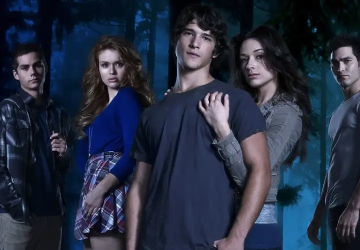 Aktorzy z serialu Teen Wolf w mrocznym lesie.
