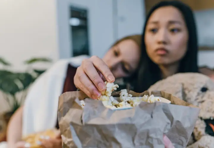 Wieczór filmowy w gronie znajomych – jak go zorganizować?