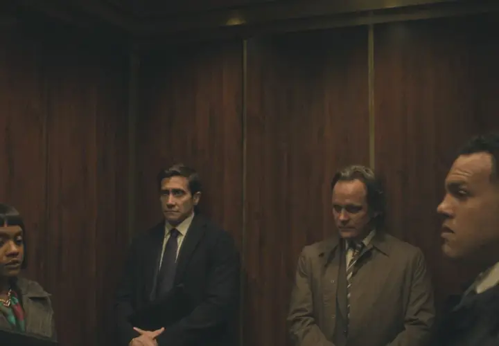 Cztery osoby w windzie, w tym Jake Gyllenhaal, w scenie z serialu "Uznany za niewinnego".