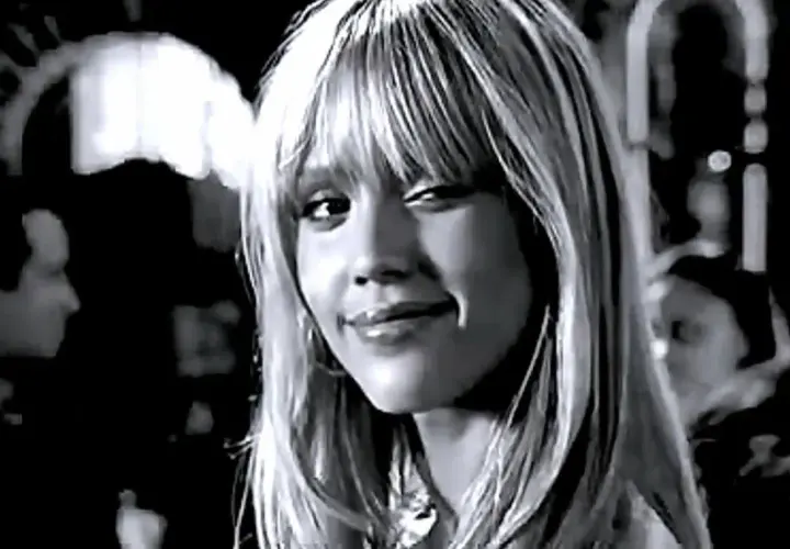 Jessica Alba w roli Nancy Callahan z Sin City, zmysłowo się uśmiecha.
