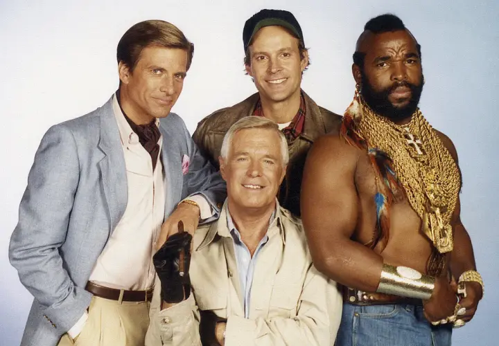 Drużyna A, kultowy serial, prezentuje swoich bohaterów: Templeton "Face" Peck, B.A. Baracus, H.M. "Howling Mad" Murdock i pułkownik John "Hannibal" Smith.