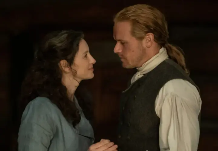 Sam Heughan i jego żona patrzą sobie w oczy, czuły moment między nimi.