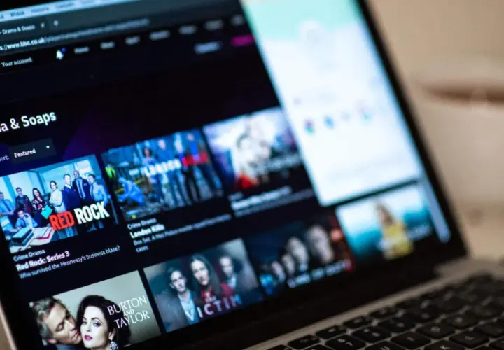 Ekran laptopa z interfejsem BBC iPlayer Polska, wyświetlający kategorie "Drama & Soaps" i okładki seriali takich jak "Red Rock".