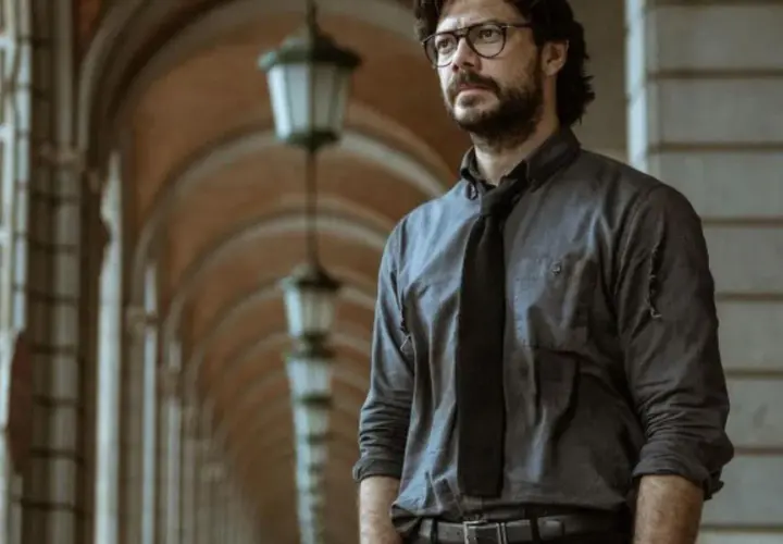 Profesor z Domu z Papieru w okularach i rozpiętej koszuli, planujący kolejny skok.