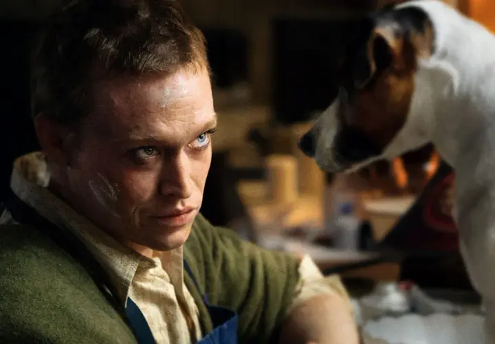 Caleb landry jones znowu wystąpi w filmie łąkowicz origin story autorstwa luc bessona