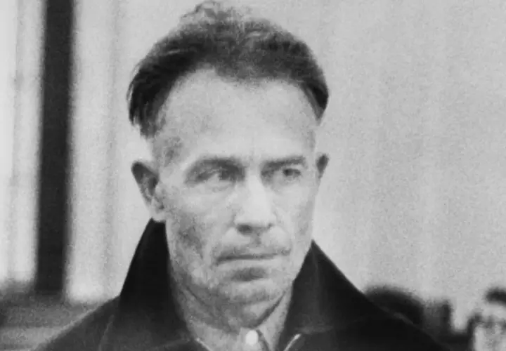 Portret Eda Geina, seryjnego mordercy, którego zbrodnie inspirowały horrory. Jego ofiary stały się częścią jego mrocznego świata.
