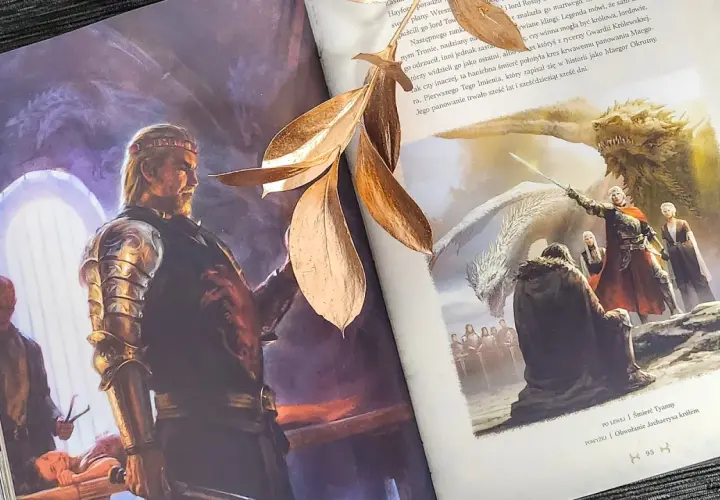 Ilustracje z książki przedstawiające króla z rodu Targaryenów i jego smoki, nawiązujące do historii rodu.