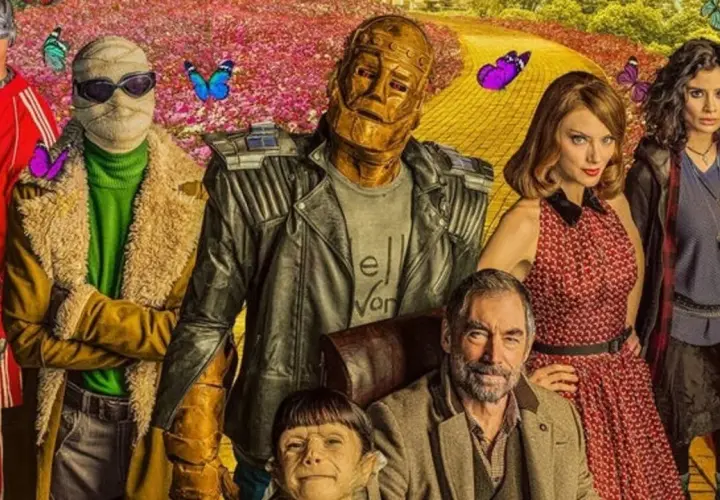 Cała obsada Doom Patrol w barwnym, bajkowym otoczeniu.