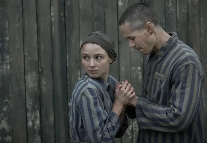 Para z obozowego serialu "Tatuażysta z Auschwitz" trzyma się za ręce.