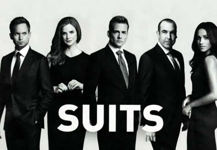 Pięcioro prawników w garniturach i sukienkach, z napisem "SUITS". Zapowiedź spin off serialu.