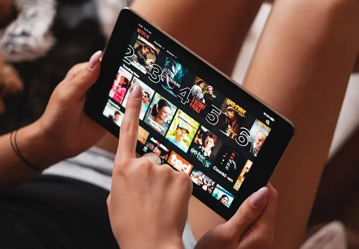 TOP 15: Najlepsze seriale komediowe, które dostarczą Ci dawkę śmiechu