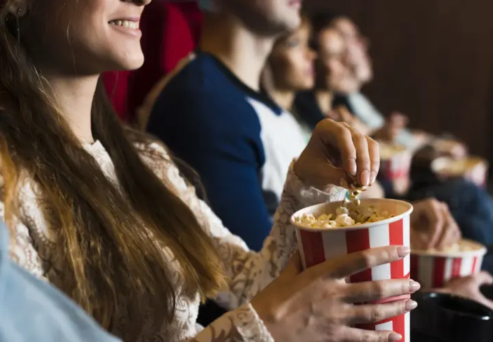 Kino a hazard: jak filmy o świecie gier inspirują odbiorców do angażowania się w rozgrywki online