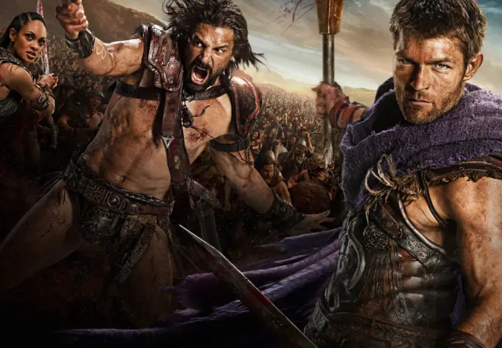 Spartakus serial gdzie obejrzec? Trzech gladiatorów w zbrojach, gotowych do walki na tle armii.