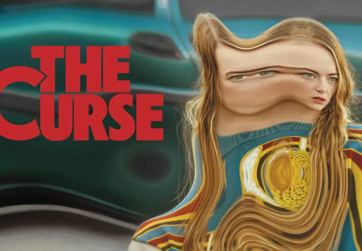 Zniekształcona twarz kobiety na tle napisu "THE CURSE". Jej rysy są nienaturalnie wykrzywione, sugerując grozę serialu.