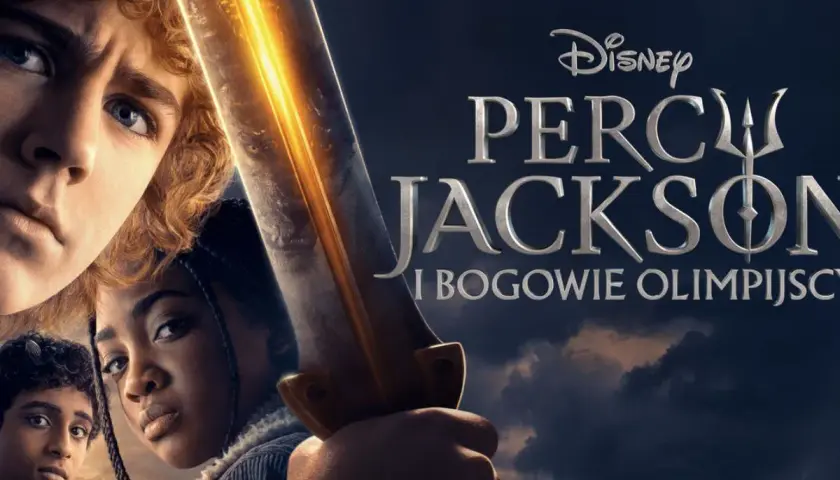 Plakat serialu Percy Jackson i Bogowie Olimpijscy z głównymi bohaterami i złotym mieczem.