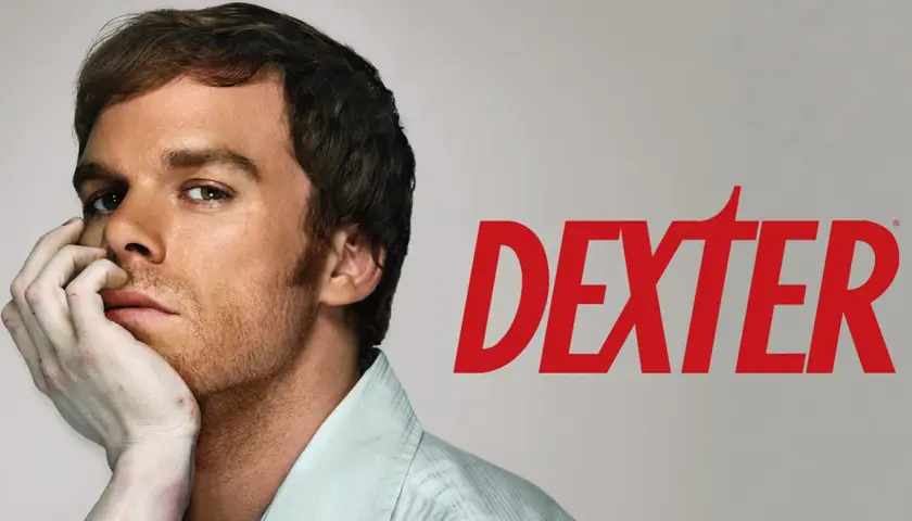 Portret Dextera Morgana, bohatera serialu, który doczekał się 8 sezonów. Czerwony napis DEXTER.