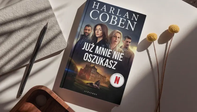 Okładka książki Harlana Cobena "Już mnie nie oszukasz" z postaciami i tajemniczym domem.
