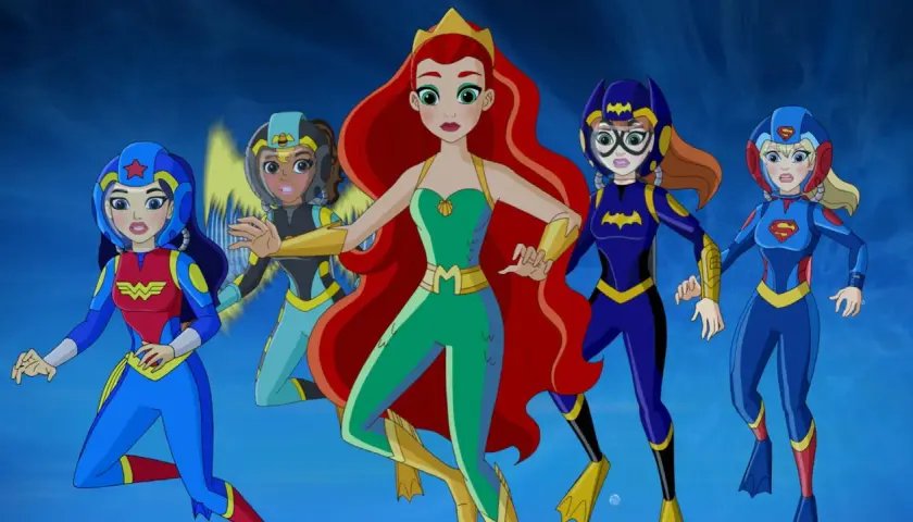 DC Super Hero Girls postacie: Wonder Woman, Aquaman, Batgirl, Supergirl i Bumblebee w akcji pod wodą.