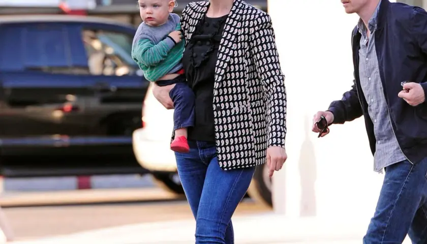 Emily Deschanel z dziećmi, trzymająca synka, w drodze na spacer.