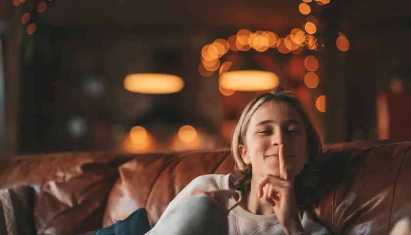 Magia JOMO: Jak odnaleźć spokój poza siecią?