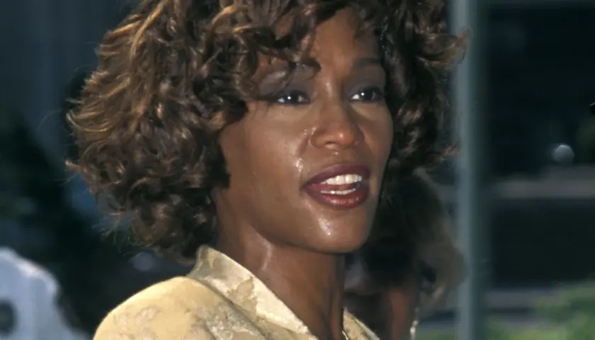 Whitney Houston, zjawiskowa artystka, której głos wciąż brzmi w sercach fanów. Czy Whitney Houston żyje? Jej muzyka żyje wiecznie.