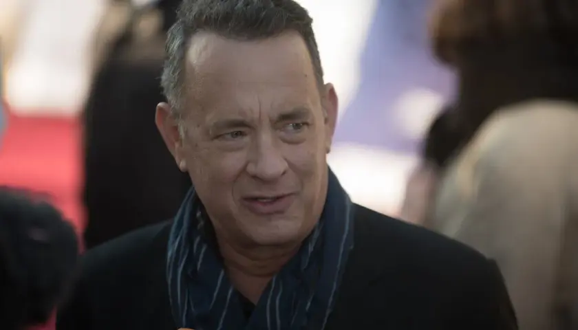 Tom Hanks, znany z wielu filmów, w tym "Forrest Gump" i "Szeregowiec Ryan", na czerwonym dywanie.