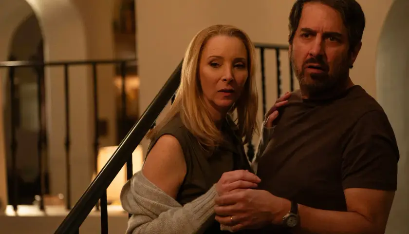 Para zaniepokojonych ludzi, w tym Lisa Kudrow, w scenie z serialu "Za fasadą".