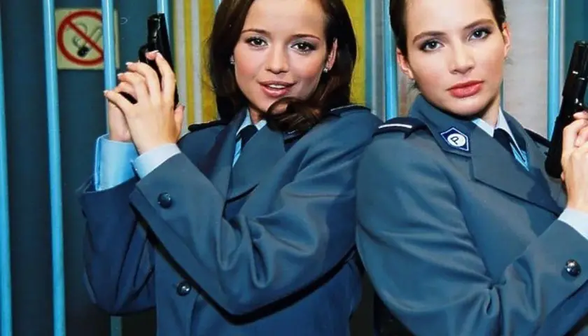 Dwie policjantki z pistoletami, jedna z nich to Anna Przybylska, która grała w 13 Posterunku.