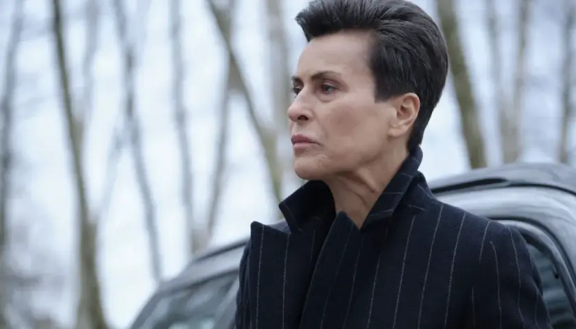 Kobieta w eleganckim płaszczu, z charakterystyczną fryzurą, wygląda na zamyśloną. Czyżby to ona była nieobecna kiedy w TVN?
