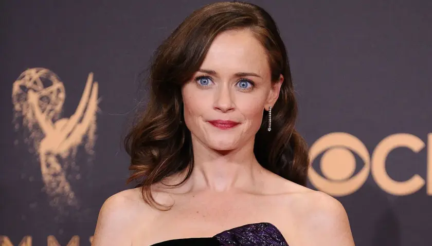 Alexis Bledel z błękitnymi oczami i falowanymi włosami, marząca o swoich dzieciach, na tle Emmy Awards.
