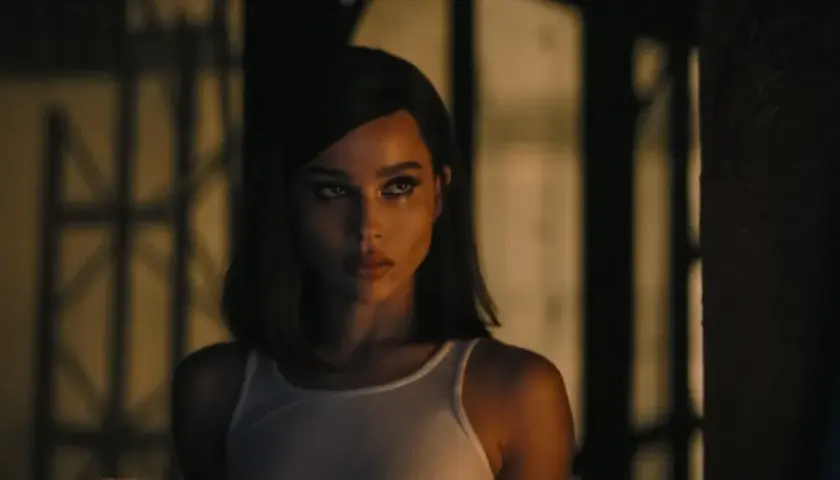 Zoë Kravitz jako Kobieta-Kot w białej podkoszulce, z mocnym makijażem oczu.